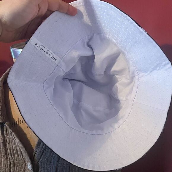 ALICE & OLIVIA | by stacey bendet | reversible bucket hat daisies NWT - Picture 6 of 10